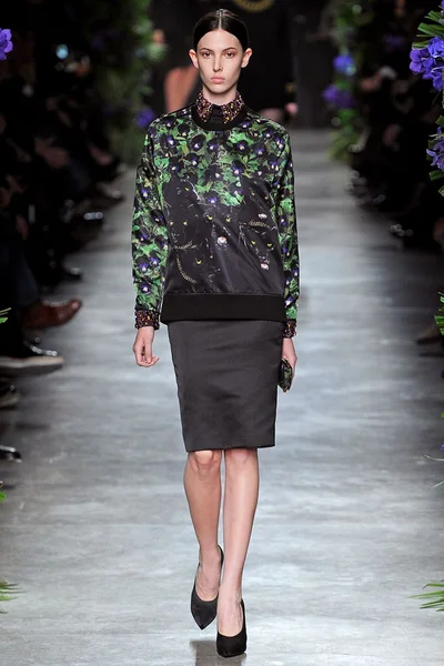 Look 10